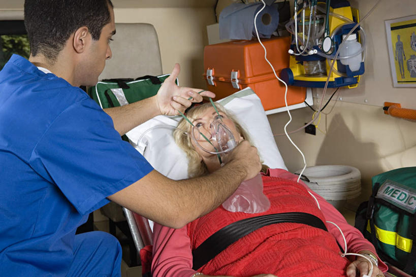 西方人,两个人,医生,病人,站,躺,闭眼,摸,横图,室内,白天,侧面,床,靠垫,欧洲,欧洲人,抚摸,握,墙,床单,靠枕,被子,墙壁,墙面,容器,垫子,枕头,站着,医护人员,医疗人员,氧气瓶,握着,单人床,储藏,急救,医疗,医疗设备,担架,氧气面罩,被单,储存,痛苦,医疗器械,抢救,急救包,挽救,救济,卧着,老年女性,男人,男性,年轻男性,白种人,大夫,患者,就医者,闭眼睛,闭着眼,闭着眼睛,触摸,接触,躺着,卧,站立,半身,彩图,贮存