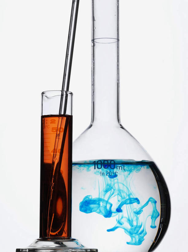 无人,竖图,室内,特写,白天,白色背景,正面,实验,仪器,研究,透明,分析,化学,测试,烧瓶,试管,液体,玻璃制品,黄色,蓝色,玻璃瓶,瓶子,器皿,摄影,影棚,玻璃仪器,试验耗材,实验用品,平底烧瓶,彩图,影棚拍摄,拍摄