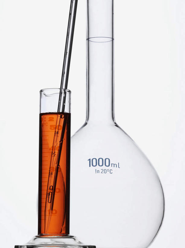 无人,竖图,室内,特写,白天,白色背景,正面,实验,仪器,静物,杯子,一条,研究,透明,分析,化学,测试,烧瓶,试管,玻璃制品,玻璃瓶,瓶子,橙色,器皿,摄影,影棚,计量,玻璃仪器,试验耗材,实验用品,平底烧瓶,玻璃杯,彩图,影棚拍摄,拍摄