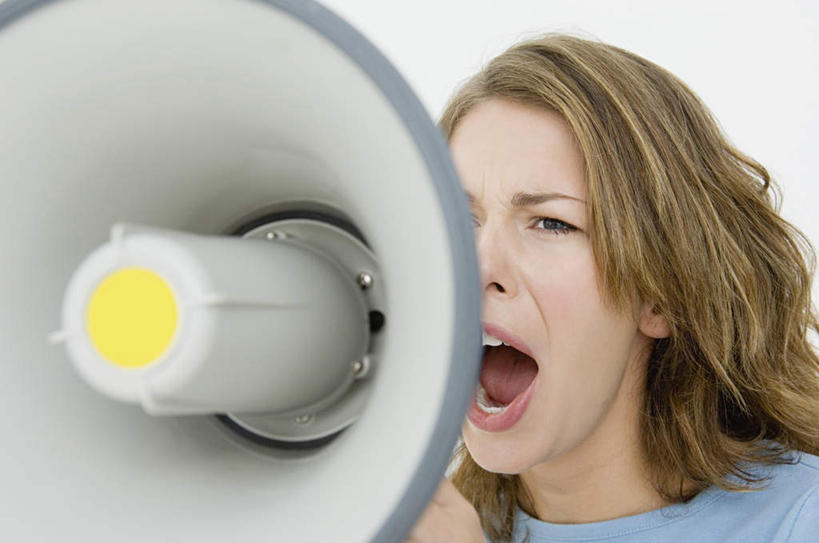 西方人,脸,头,脸颊,手,一个人,商务人士,商务女性,站,横图,室内,特写,白天,正面,欧洲,欧洲人,仅一个年轻女性,仅一个女性,仅一个人,握,套装,墙,大喊,鼓励,喇叭,肩膀,墙壁,墙面,一个,白色,加油,站着,张嘴,手部,打气,握着,单个,单手,大叫,噪音,鼓舞,商务装,张大嘴巴,工薪阶层,大呼,呼呼塞拉,嗡嗡祖拉,呜呜祖拉,年轻女性,女人,女性,白种人,头部,脸部,脸蛋,面部,白领,上班族,张开嘴,站立,半身,彩图