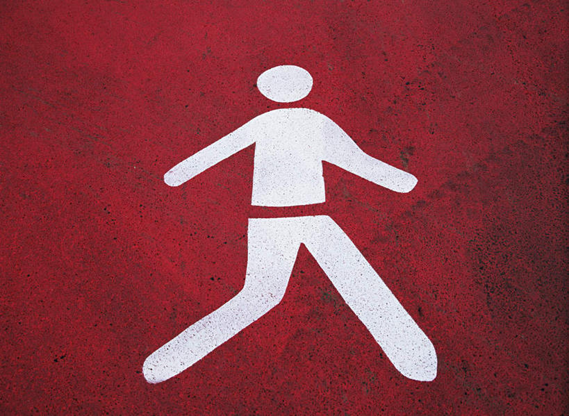 一个人,无人,横图,俯视,室外,特写,白天,道路,路,指示牌,公路,仅一个男性,仅一个人,标志,路标,文字,交通,警告,标识,路牌,仅一个年轻男性,红色,白色,警示,禁止,提醒,提示,限制,危险,男人,男性,年轻男性,马路,彩图,高角度拍摄,全身