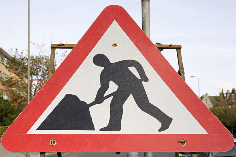 一个人,无人,站,横图,室外,特写,白天,正面,植物,指示牌,仅一个男性,仅一个人,电力,标志,铲子,电线,电线杆,文字,线,电能,警告,线路,注视,标识,树,树木,仅一个年轻男性,红色,蓝色,绿色,白色,黑色,蓝天,天空,自然,天,观察,看,挖,站着,警示,生长,晴朗,成长,观看,电,禁止,电源,提醒,察看,关注,提示,限制,能量,万里无云,危险,男人,男性,年轻男性,晴空,晴空万里,站立,彩图,全身