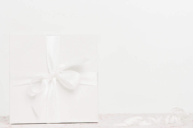 无人,横图,彩色,室内,特写,白天,白色背景,正面,静物,礼盒,礼物,装饰,丝绸,丝带,纸盒,缎带,纸屑,绸带,盒子,包装盒,礼品盒,摄影,礼品,影棚,五颜六色,华丽,修饰,碎纸,点缀,五彩缤纷,碎纸条,衬托,美观,雅致,雅观,绚烂,五彩纸屑,彩图,影棚拍摄,拍摄