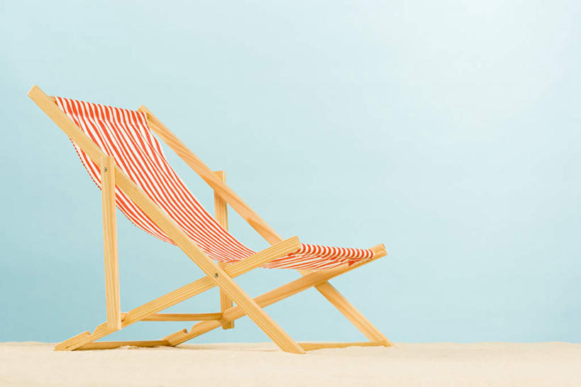 无人,横图,室内,特写,白天,正面,沙滩,静物,椅子,一把,蓝色背景,条纹,沙子,躺椅,海岸,沙地,红色,摄影,影棚,沙滩椅,海滩,彩图,影棚拍摄,拍摄