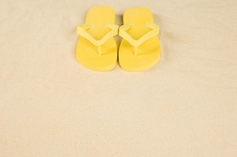 无人,横图,俯视,室内,特写,白天,凉鞋,沙滩,鞋子,一双,沙子,海岸,沙地,黄色,摄影,影棚,海滩,彩图,高角度拍摄,影棚拍摄,夹趾拖鞋,人字拖,人字拖鞋,拍摄