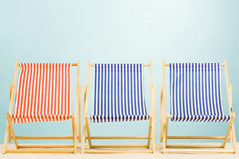 无人,横图,室内,特写,白天,正面,静物,椅子,一排,蓝色背景,整齐,墙,躺椅,三把,墙壁,墙面,排列,蓝色,摄影,影棚,沙滩椅,队列,彩图,影棚拍摄,拍摄