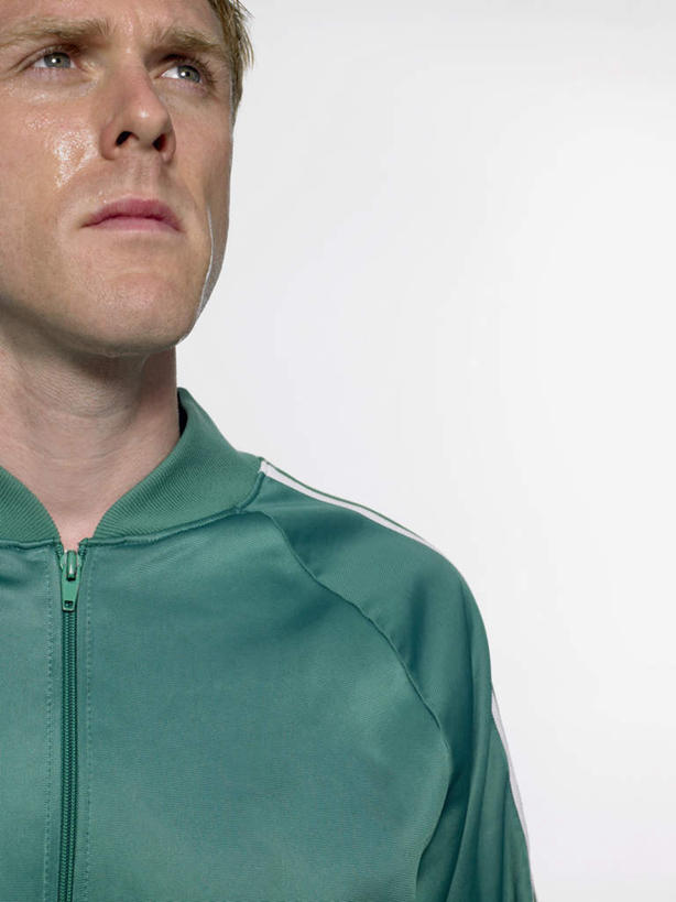 西方人,脸,头,脸颊,一个人,运动员,站,竖图,室内,特写,白天,白色背景,正面,运动服,欧洲,欧洲人,仅一个男性,仅一个人,服装,注视,肩膀,仅一个年轻男性,衣服,绿色,观察,看,站着,摄影,服饰,影棚,观看,察看,衣着,忧愁,忧虑,穿着,关注,衣饰,担心,男人,男性,年轻男性,白种人,头部,脸部,脸蛋,面部,体育运动员,运动选手,站立,半身,彩图,影棚拍摄,拍摄,运动装