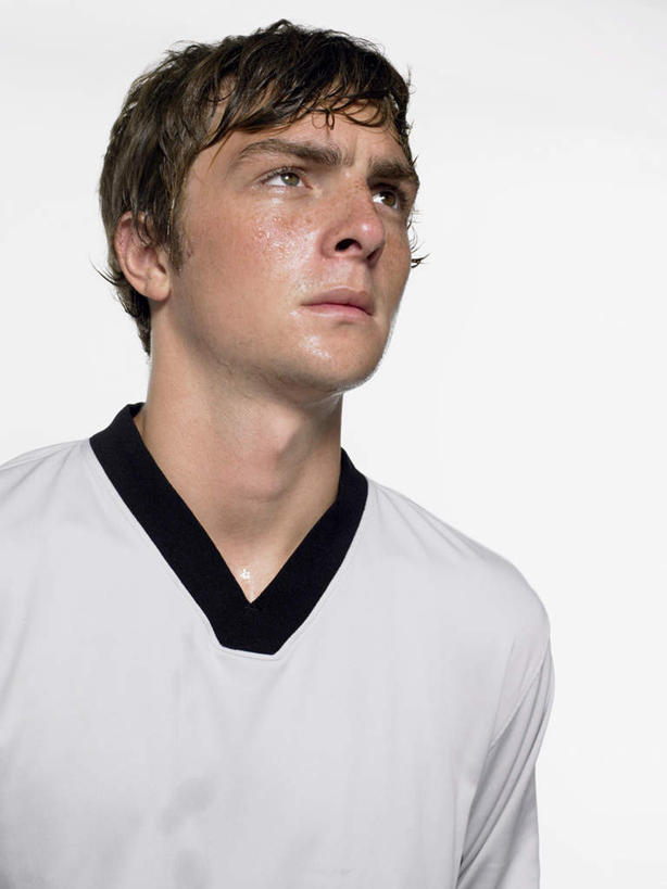 西方人,脸,头,脸颊,一个人,运动员,站,竖图,室内,特写,白天,白色背景,正面,运动服,欧洲,欧洲人,仅一个男性,仅一个人,服装,注视,肩膀,仅一个年轻男性,衣服,观察,看,站着,摄影,服饰,影棚,观看,察看,衣着,忧愁,忧虑,穿着,关注,衣饰,担心,男人,男性,年轻男性,白种人,头部,脸部,脸蛋,面部,体育运动员,运动选手,站立,半身,彩图,影棚拍摄,拍摄,运动装