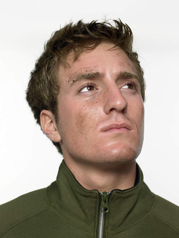 西方人,脸,头,脸颊,一个人,运动员,站,竖图,室内,特写,白天,白色背景,正面,运动服,欧洲,欧洲人,仅一个男性,仅一个人,服装,注视,肩膀,仅一个年轻男性,衣服,绿色,观察,看,站着,摄影,服饰,影棚,观看,察看,衣着,忧愁,忧虑,穿着,关注,衣饰,担心,男人,男性,年轻男性,白种人,头部,脸部,脸蛋,面部,体育运动员,运动选手,站立,半身,彩图,影棚拍摄,拍摄,运动装