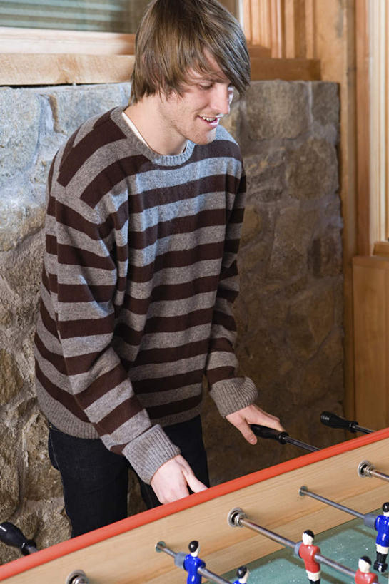 西方人,一个人,站,笑,微笑,露齿笑,竖图,室内,白天,正面,毛衣,锻炼,游戏,运动,足球,欧洲,欧洲人,仅一个男性,仅一个人,握,墙,玩,注视,娱乐,墙壁,墙面,仅一个年轻男性,一个,低头,观察,看,站着,休闲,握着,单个,观看,活动,察看,发泄,关注,消遣,智力,桌式足球,桌上足球,宣泄,体育,男人,男性,年轻男性,白种人,玩耍,嬉戏,站立,半身,彩图,绒衣,套衫,套头毛衣,线衣,健身