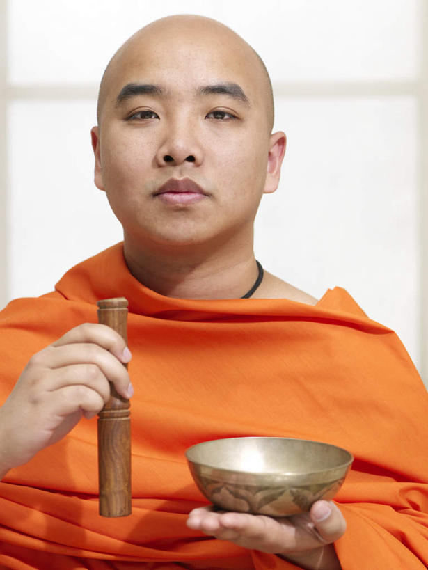 东方人,秃头,一个人,和尚,竖图,室内,白天,正面,亚洲,仅一个男性,仅一个人,仅一个中年男性,握,服装,木制,棍子,拿,拿着,注视,黄种人,衣服,木制品,容器,碗,观察,看,橙色,握着,服饰,观看,储藏,察看,衣着,储存,穿着,关注,袈裟,衣饰,法衣,男人,男性,中年男性,亚洲人,光头,无发,比丘,高僧,僧,僧侣,僧人,沙弥,修行僧,半身,彩图,贮存