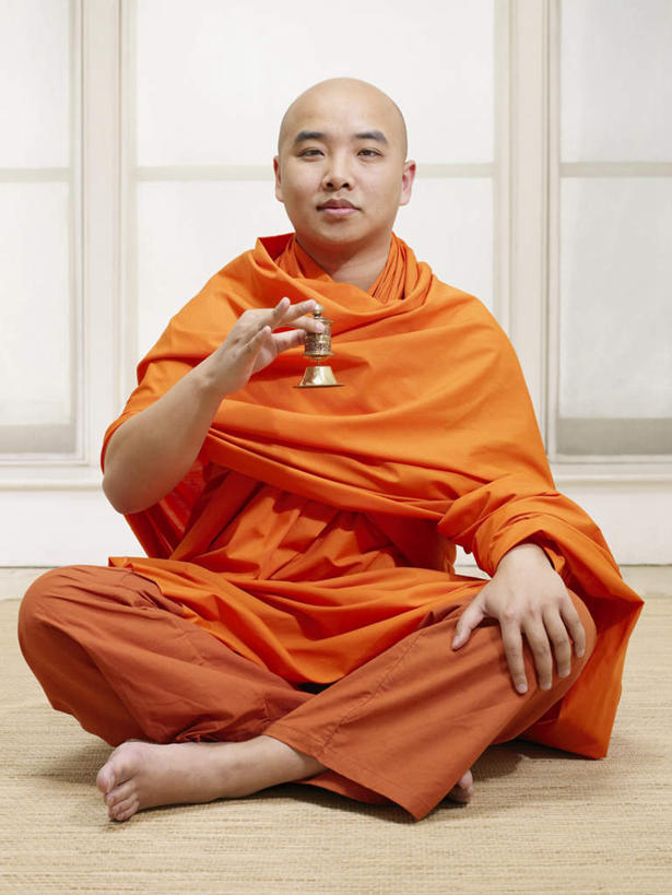 东方人,腿部,脚,脚趾,脚趾甲,腿,一个人,和尚,坐,盘腿,竖图,室内,白天,正面,窗户,亚洲,仅一个男性,仅一个人,仅一个中年男性,铃铛,地面,拎,注视,黄种人,光脚,玻璃窗,一个,观察,看,赤脚,橙色,单个,观看,察看,关注,袈裟,法衣,男人,男性,中年男性,亚洲人,脚指甲,僧人,盘腿而坐,盘膝,盘着腿的,盘着腿坐,双腿交叉,坐着,彩图,全身,拎着,僧衣