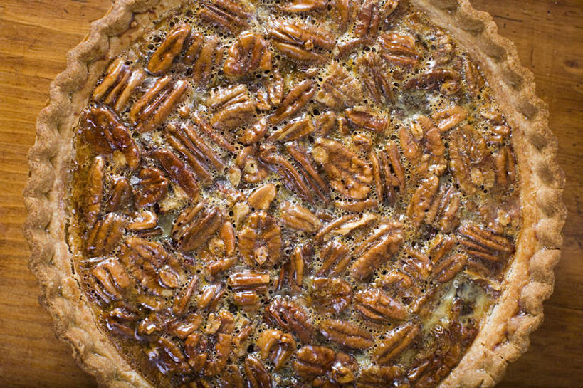 点心,无人,横图,俯视,室内,特写,白天,桌面,桌子,阴影,反射,木制,影子,核桃,食品,坚果,甜点,甜品,果实,食物,糕点,木制品,甜食,干果,派,胡桃,羌桃,核桃派,彩图,高角度拍摄