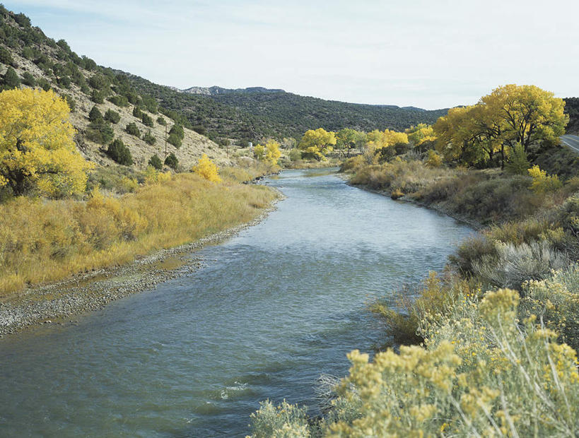 无人,横图,室外,白天,正面,旅游,度假,河流,美景,山,山脉,树林,水,植物,美国,阴影,波纹,光线,影子,河水,景观,山峰,水流,云,云朵,涟漪,山峦,云彩,娱乐,树,树木,蓝色,绿色,白云,蓝天,水纹,天空,阳光,自然,波浪,群山,天,享受,休闲,景色,放松,生长,晴朗,成长,波光粼粼,北美,北美洲,自然风光,美洲,新墨西哥,新墨西哥州,水晕,北亚美利加洲,亚美利加洲,迷人之地,迷人之州,格兰德河,晴空,彩图