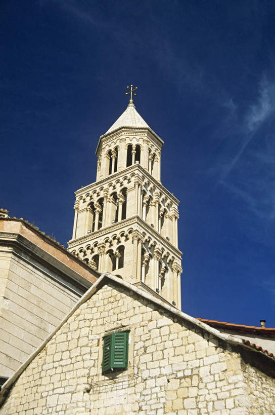 无人,家,宫殿,竖图,室外,白天,仰视,旅游,度假,别墅,标志建筑,地标,建筑,欧洲,克罗地亚,时间,时钟,房屋,墙,屋子,云,云朵,公寓,计时,云彩,娱乐,建设,洋房,楼房,墙壁,墙面,住宅,蓝色,白云,蓝天,天空,钟表,天,享受,休闲,表,旅游胜地,放松,晴朗,首府,塔钟,克罗地亚共和国,斯普利特,戴克里先宫,斯普利特.达尔马提亚县,钟,晴空,彩图,低角度拍摄,房子