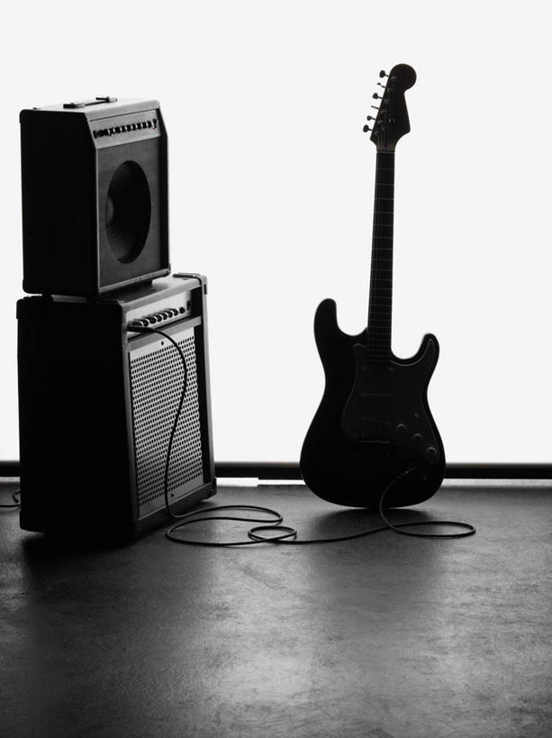 无人,竖图,俯视,室内,特写,白天,白色背景,静物,阴影,电力,反射,电线,线,影子,吉他,乐器,弦乐器,音响,电能,线路,四个,摄影,影棚,电,电源,电源线,录音棚,录音室,弹拨弦鸣乐器,能量,彩图,高角度拍摄,影棚拍摄,拍摄,弹拨弦乐器