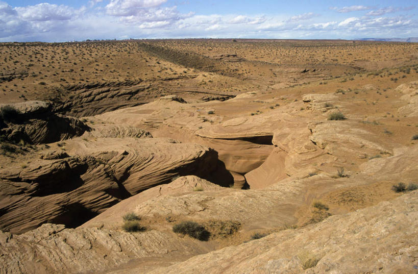 无人,横图,俯视,航拍,室外,白天,旅游,度假,草地,石头,美景,峡谷,植物,美国,阴影,缝隙,裂缝,光线,石子,影子,地平线,景观,云,云朵,辽阔,地面,山谷,云彩,娱乐,草,蓝色,绿色,白云,蓝天,天空,阳光,自然,天,享受,休闲,广阔,景色,放松,晴朗,一望无际,北美,北美洲,犹他州,岩层,鸟瞰,自然风光,延伸,美洲,漏洞,天地相交,北亚美利加洲,亚美利加洲,犹他,蜂窝之州,蜂房州,无边无际,一马平川,石块,岩石,晴空,彩图,高角度拍摄