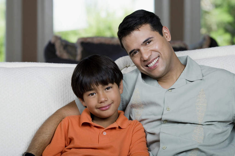 西方人,儿童,两个人,家庭,父亲,儿子,客厅,坐,抱,笑,微笑,露齿笑,横图,室内,白天,正面,纯洁,植物,窗户,靠垫,沙发,欧洲,欧洲人,服装,朦胧,模糊,靠枕,注视,休闲装,玻璃窗,树,树木,小孩,衣服,绿色,自然,垫子,枕头,观察,看,休闲,温暖,温馨,父子,一家人,休闲服,父爱,可爱,童年,童趣,服饰,生长,成长,抱着,观看,和睦,察看,起居室,个人,搂着,关注,布艺沙发,童真,烂漫,无邪,客堂,天真,男孩,男人,男性,年轻男性,白种人,孩子,年轻人,怀抱,搂,搂抱,相抱,拥抱,坐着,半身,彩图,融洽,男生