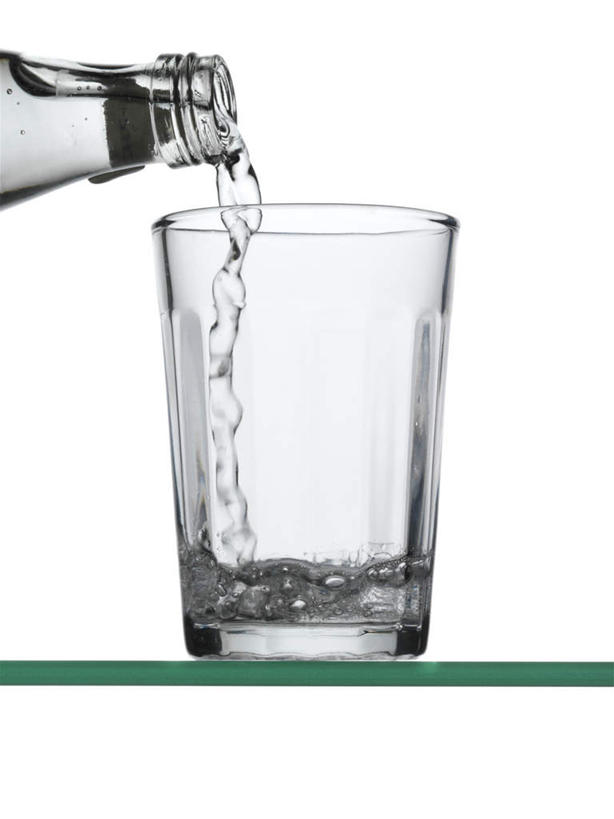 无人,竖图,室内,特写,白天,白色背景,正面,水,桌子,杯子,玻璃,阴影,反射,罐子,液体,影子,茶几,饮用水,玻璃制品,一个,玻璃瓶,瓶子,水杯,矿泉水,摄影,影棚,单个,蒸馏水,玻璃杯,彩图,影棚拍摄,拍摄