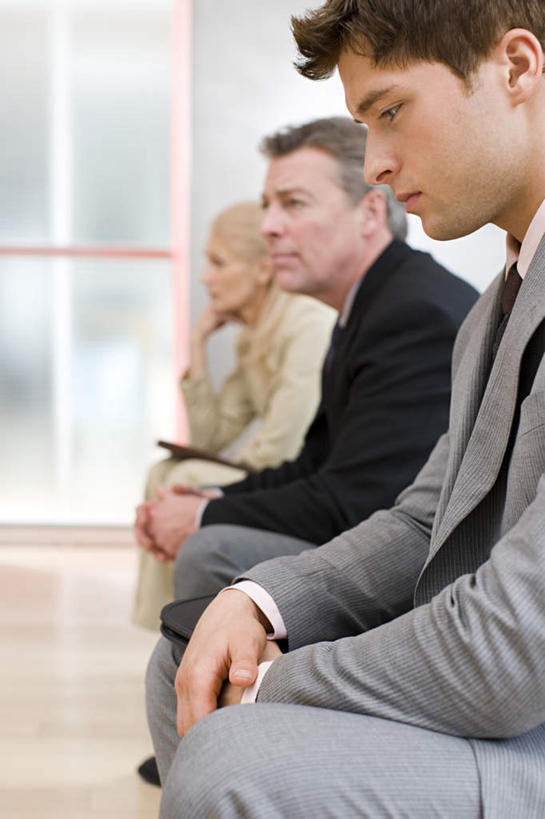 西方人,三个人,伙伴,朋友,商务人士,商务男性,商务女性,坐,竖图,室内,白天,侧面,衬衫,友谊,合作,团队,门,欧洲,欧洲人,一排,套装,整齐,墙,领带,注视,墙壁,墙面,排列,门框,观察,看,战略,观看,察看,象征,庄重,忧愁,忧虑,队列,关注,商务装,身份,工薪阶层,联合,合谋,正式,地位,担心,配合,协作,男人,男性,女人,女性,中年男性,中年女性,白种人,白领,上班族,坐着,半身,彩图,衬衣