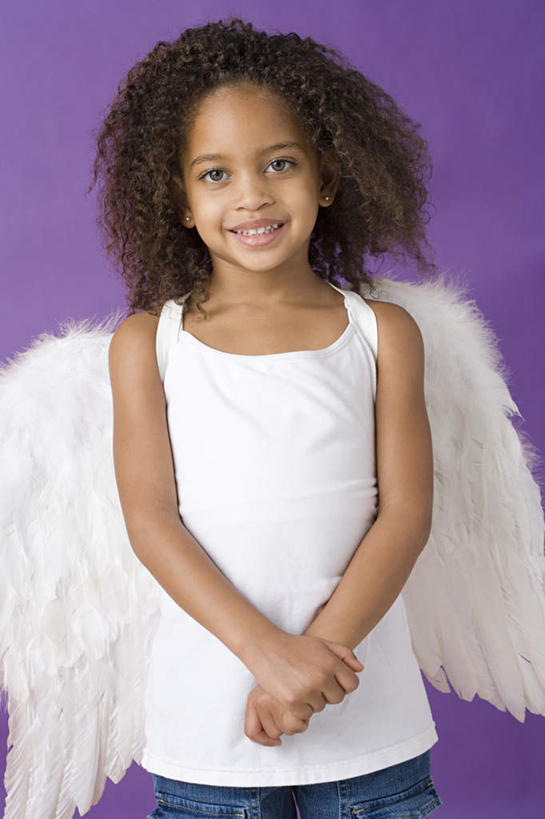 西方人,儿童,一个人,站,笑,双手交叉,微笑,露齿笑,竖图,室内,白天,正面,纯洁,欧洲,欧洲人,仅一个女性,仅一个人,紫色背景,服装,翅膀,注视,休闲装,小孩,衣服,观察,看,站着,仅一个小孩,休闲,休闲服,可爱,童年,童趣,摄影,服饰,影棚,观看,察看,关注,童真,烂漫,无邪,妆扮,天真,女孩,女人,女性,白种人,孩子,十字手,站立,半身,彩图,影棚拍摄,打扮,装扮,拍摄,女生