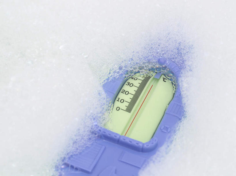 无人,横图,俯视,室内,特写,白天,化妆,美容,生活用品,卫生间,浴室,护肤,医学,测量,器材,温度计,刻度,玻璃制品,化妆品,体温计,肥皂,香皂,浴缸,日用品,洗浴用品,清洁,保养,享受,休闲,放松,保健,快速,温度,感冒,医疗,准确,体温,护肤品,精度,精准,发烧,舒缓,水银温度计,卫浴设备,流感,养颜,物理,水银体温计,去污,紧肤,嫩肤,水银柱,缩口,玻璃体温计,玻璃温度计,医用温度计,水管装置,淋浴房,洗涤,彩图,高角度拍摄,冲凉房,沐浴间,沐浴室