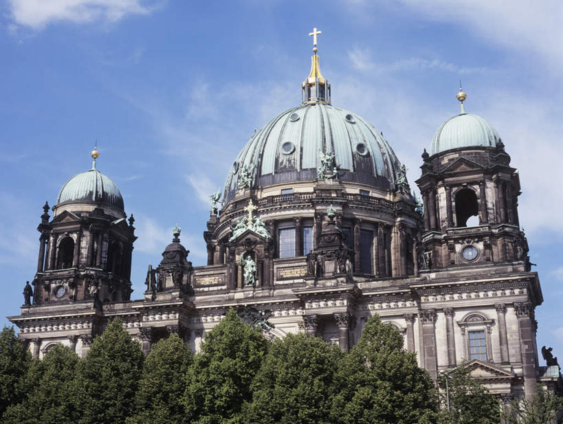 无人,教堂,横图,室外,白天,仰视,旅游,度假,名胜古迹,植物,标志建筑,地标,建筑,德国,欧洲,阴影,节日,遗迹,光线,影子,云,云朵,首都,云彩,古迹,文化,文物,娱乐,建设,古建筑,柏林,柏林大教堂,树,树木,蓝色,绿色,白云,蓝天,天空,阳光,自然,天,祈祷,享受,休闲,健康,旅游胜地,放松,许愿,宗教,信仰,生长,晴朗,成长,纪念,祈求,西欧,信念,古文明,德意志联邦共和国,柏林州,柏林博物馆岛,博物馆岛,菩提树大街,平安,晴空,彩图,低角度拍摄,大教堂,礼拜堂
