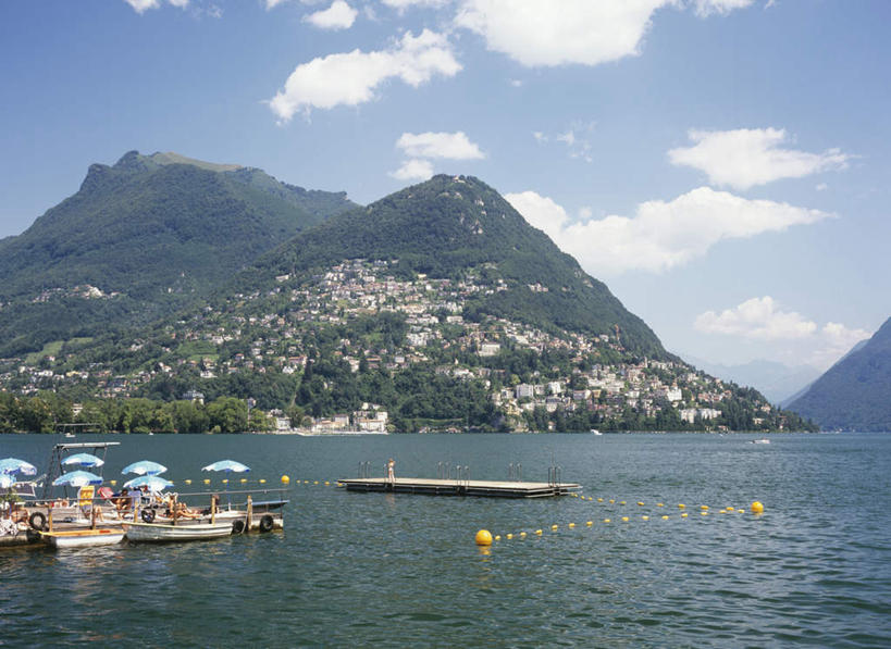 无人,家,码头,横图,室外,白天,正面,旅游,度假,河流,美景,森林,山,山脉,树林,水,植物,港口,船,意大利,欧洲,一艘,阴影,光线,伞,影子,雨伞,遮阳伞,房屋,屋子,河水,景观,山峰,水流,云,云朵,公寓,木船,山峦,云彩,娱乐,阳伞,洋房,楼房,住宅,树,树木,蓝色,绿色,白云,蓝天,天空,阳光,自然,交通工具,群山,天,享受,休闲,景色,放松,生长,晴朗,成长,舟,南欧,自然风光,载具,意大利共和国,马焦雷湖,晴空,彩图,房子,摆渡口,埠头,渡口,渡头,港湾,海港,货运码头,口岸,商港