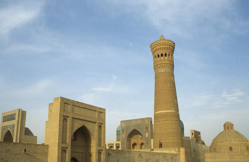 无人,横图,室外,白天,仰视,旅游,度假,名胜古迹,标志建筑,地标,建筑,乌兹别克斯坦,亚洲,阴影,节日,遗迹,高大,光线,影子,墙,云,云朵,塔,宏伟,云彩,古迹,文化,文物,娱乐,建设,古建筑,墙壁,墙面,蓝色,白云,蓝天,天空,阳光,天,祈祷,享受,休闲,健康,旅游胜地,放松,许愿,宗教,信仰,晴朗,纪念,祈求,中亚,古文明,乌兹别克斯坦共和国,高峻,嵬峨,布哈拉,平安,晴空,彩图,低角度拍摄