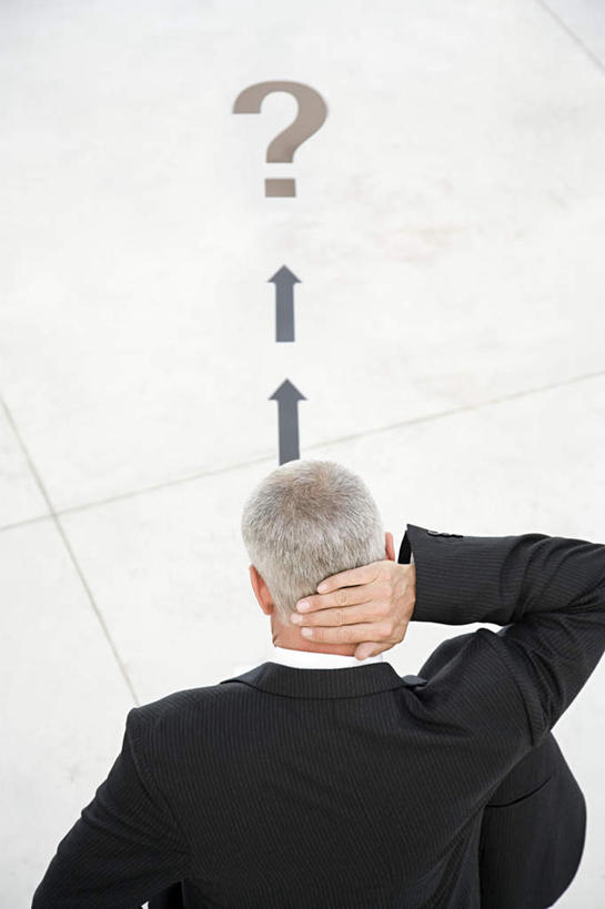 西方人,一个人,商务人士,商务男性,站,摸,竖图,俯视,室内,白天,衬衫,欧洲,欧洲人,仅一个男性,仅一个人,抚摸,套装,标志,瓷砖,地砖,符号,文字,字符,字母,地面,方向,标识,箭头,站着,仅一个老年男性,疑问,问号,指向,商务装,工薪阶层,簇,老年男性,男人,男性,白种人,白领,上班族,触摸,接触,站立,半身,彩图,高角度拍摄,衬衣