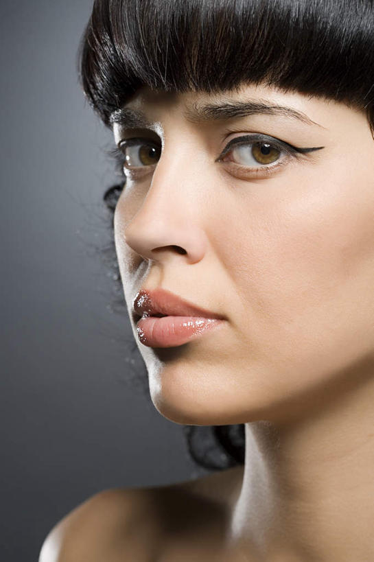 西方人,脸,头,脸颊,一个人,竖图,室内,特写,白天,正面,化妆,美容,欧洲,欧洲人,仅一个年轻女性,仅一个女性,仅一个人,护肤,灰色背景,注视,裸露,肩膀,黑色,观察,看,保养,享受,休闲,放松,保健,眼线,摄影,影棚,观看,察看,关注,裸,养颜,年轻女性,女人,女性,白种人,头部,脸部,脸蛋,面部,半身,彩图,影棚拍摄,拍摄,短发