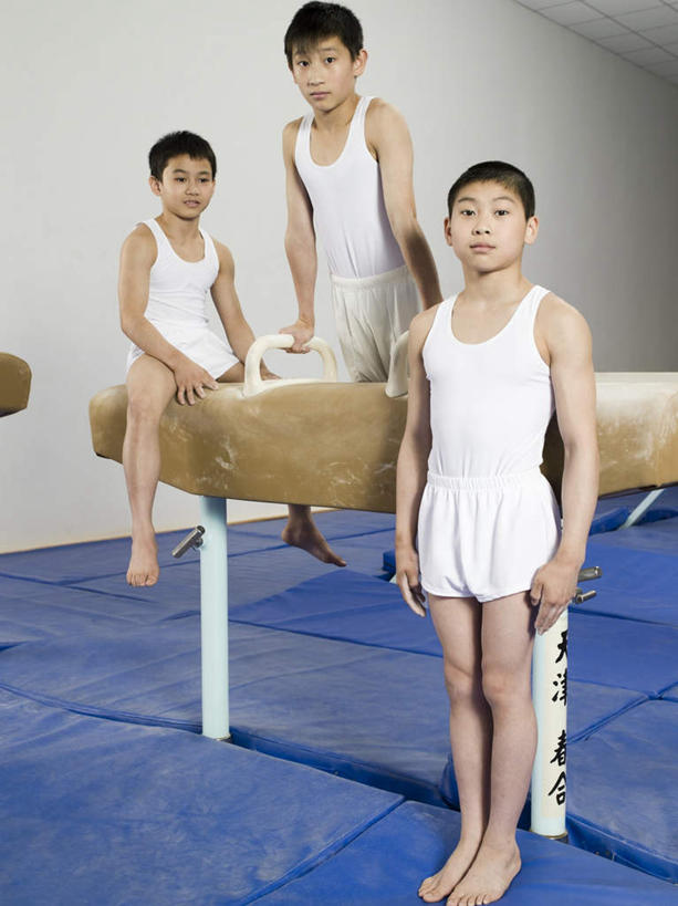 东方人,儿童,三个人,运动员,站,坐,竖图,室内,白天,正面,运动服,锻炼,纯洁,运动,鞍马,亚洲,服装,体操,注视,黄种人,小孩,衣服,观察,看,站着,活力,可爱,童年,童趣,服饰,观看,察看,优美,衣着,穿着,关注,童真,烂漫,无邪,衣饰,鞍马运动,体育,天真,男孩,男人,男性,亚洲人,体育运动员,运动选手,站立,坐着,彩图,全身,健身,男生,运动装