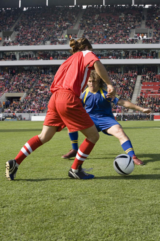 西方人,两个人,运动员,足球场,体育馆,运动场,跑,竖图,室外,白天,运动服,锻炼,运动,草地,草坪,植物,欧洲,欧洲人,阴影,服装,朦胧,模糊,光线,影子,注视,体育场,草,背面,衣服,绿色,阳光,观察,看,服饰,观看,察看,衣着,穿着,关注,绿茵场,对手,运动馆,衣饰,敌手,体育,男人,男性,年轻男性,白种人,体育运动员,运动选手,跑步,彩图,全身,健身,足球比赛场地,运动装