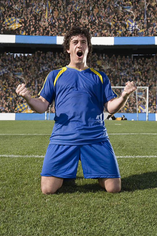 西方人,一个人,运动员,体育馆,运动场,跪,竖图,室外,白天,正面,运动服,足球,草地,草坪,植物,欧洲,欧洲人,仅一个男性,仅一个人,握,服装,足球装备,鼓励,运动器械,体育场,草,仅一个年轻男性,衣服,绿色,加油,手势,握拳,张嘴,健身器械,打气,握着,服饰,衣着,穿着,鼓舞,健身器材,张大嘴巴,运动馆,蹴鞠,衣饰,足球网,足球运动,男人,男性,年轻男性,白种人,张开嘴,体育运动员,运动选手,跪着,彩图,全身,运动器材,运动装