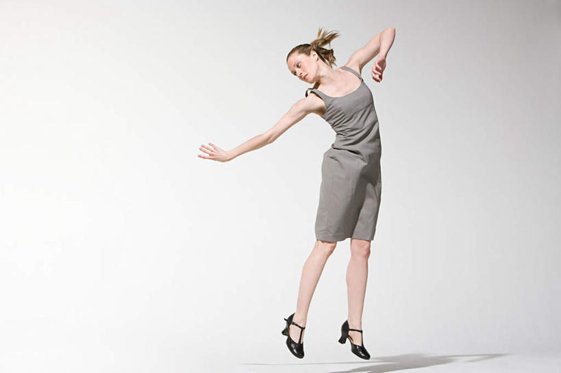 西方人,一个人,伸展双臂,横图,室内,白天,白色背景,正面,高跟鞋,裙子,时尚,跳舞,鞋子,欧洲,欧洲人,仅一个年轻女性,仅一个女性,仅一个人,阴影,连衣裙,反射,影子,扭头,注视,灰色,观察,看,转头,腾空,摄影,影棚,观看,吊带裙,察看,关注,时髦,舞姿,凌空,时兴,年轻女性,女人,女性,白种人,敞开双臂,伸开双臂,展开双肩,张开手臂,张开双臂,彩图,全身,影棚拍摄,拍摄,舞蹈