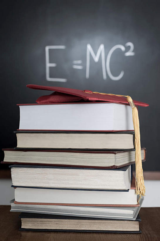 无人,竖图,室内,特写,白天,正面,桌子,静物,帽子,书籍,一堆,许多,堆叠,堆积,英文,标志,文字,字符,字母,标识,书桌,课桌,黑板,教学,堆,英文字母,博士帽,一顶,学位帽,耐磨,教学黑板,书,图书,彩图