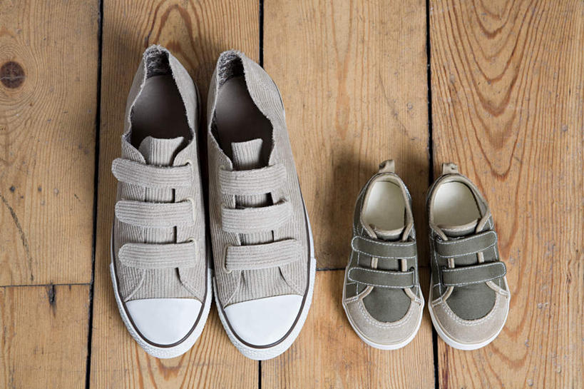 无人,横图,俯视,室内,特写,白天,地板,静物,鞋子,四只,一排,阴影,整齐,反射,影子,地面,两双,木地板,排列,帆布鞋,休闲鞋,队列,彩图,高角度拍摄