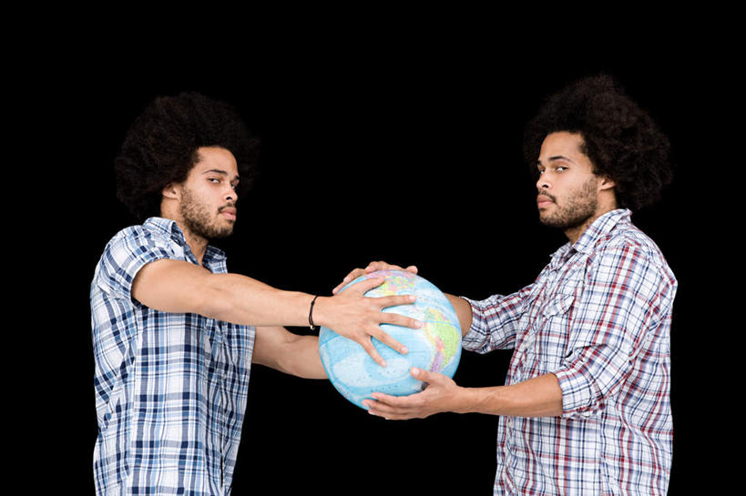 西方人,两个人,家庭,双胞胎,站,横图,室内,白天,侧面,仪器,海洋,地图,欧洲,欧洲人,抢,握,黑色背景,服装,网格,地球仪,线条,世界地图,地球,陆地,拿,全球,拿着,注视,休闲装,球,衣服,经纬线,模型,观察,看,站着,休闲,球体,温暖,温馨,一家人,休闲服,握着,摄影,地理,国家,服饰,影棚,观看,大陆,和睦,察看,世界,关注,纬线,版图,经线,经纬仪,地理学,男人,男性,年轻男性,白种人,站立,半身,彩图,影棚拍摄,拍摄,融洽,大洋,大洲