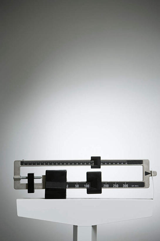 无人,竖图,室内,特写,白天,正面,仪器,桌面,桌子,静物,阴影,灰色背景,反射,木制,影子,生活,一个,白色,木制品,健康,摄影,影棚,单个,衡量,体重,计量,衡器,健康秤,秤,体重秤,彩图,影棚拍摄,拍摄