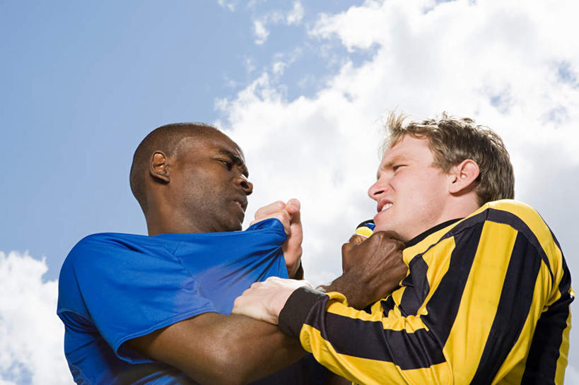 西方人,两个人,运动员,站,横图,室外,白天,仰视,运动服,欧洲,非洲,黑人,欧洲人,握,阴影,服装,光线,影子,云,云朵,云彩,相视,衣服,黄色,蓝色,白云,蓝天,天空,阳光,天,站着,面对面,握着,服饰,晴朗,对视,打架,衣着,穿着,打斗,相对,斗殴,相看,对手,衣饰,男人,男性,年轻男性,白种人,非洲人,晴空,体育运动员,运动选手,站立,半身,彩图,低角度拍摄,运动装