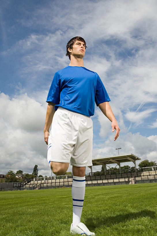 西方人,一个人,运动员,足球场,站,竖图,室外,白天,仰视,运动服,草地,草坪,植物,欧洲,欧洲人,仅一个男性,仅一个人,阴影,服装,光线,影子,云,云朵,云彩,注视,草,仅一个年轻男性,衣服,蓝色,绿色,白云,蓝天,天空,阳光,天,观察,看,站着,服饰,晴朗,观看,单脚,察看,衣着,穿着,关注,绿茵场,衣饰,男人,男性,年轻男性,白种人,晴空,体育运动员,运动选手,站立,彩图,低角度拍摄,全身,足球比赛场地,运动装