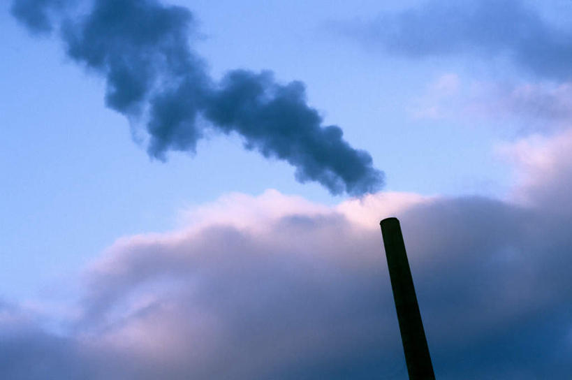 无人,横图,室外,白天,仰视,烟囱,阴影,光线,影子,云,云朵,云彩,蓝色,白云,蓝天,天空,阳光,天,烟,工业,晴朗,污染,产业,晴空,彩图,低角度拍摄