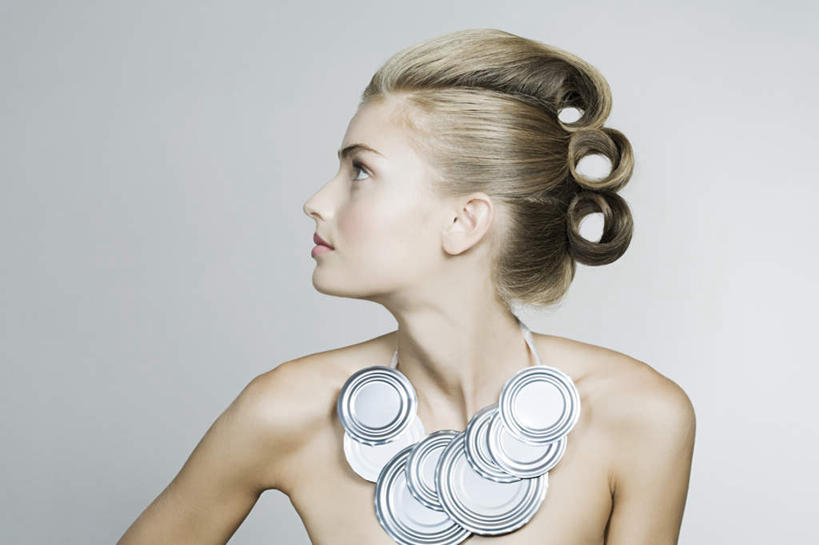 西方人,脸,头,脸颊,头发,一个人,站,横图,室内,特写,白天,正面,项链,欧洲,欧洲人,仅一个年轻女性,仅一个女性,仅一个人,许多,阴影,灰色背景,环保,反射,盖子,影子,塑料,扭头,注视,裸露,肩膀,装饰品,饰品,首饰,塑料制品,观察,看,站着,转头,辫子,金色,摄影,影棚,能源,观看,回收,资源,察看,关注,裸,利用,低碳,循环,持续,尤物,串连,年轻女性,女人,女性,白种人,头部,长发,脸部,脸蛋,面部,站立,半身,彩图,影棚拍摄,拍摄,勾通,佳丽,丽人,美人