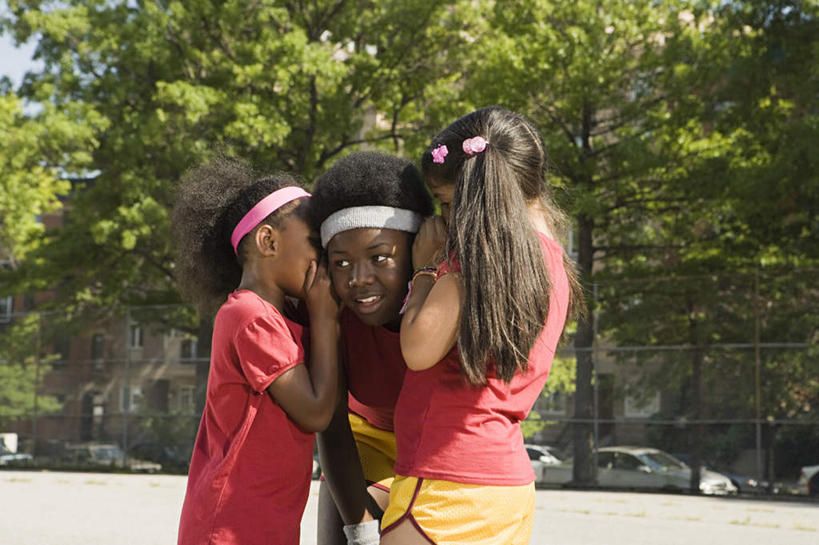 西方人,儿童,三个人,伙伴,朋友,站,横图,室外,白天,正面,友谊,纯洁,树林,植物,欧洲,非洲,黑人,欧洲人,阴影,服装,光线,束发带,影子,注视,休闲装,树,树木,小孩,衣服,绿色,白色,阳光,自然,观察,看,站着,休闲,休闲服,可爱,童年,童趣,服饰,生长,成长,观看,察看,关注,私语,密语,耳语,童真,烂漫,无邪,天真,友情,女孩,女人,女性,白种人,非洲人,站立,半身,彩图,女生