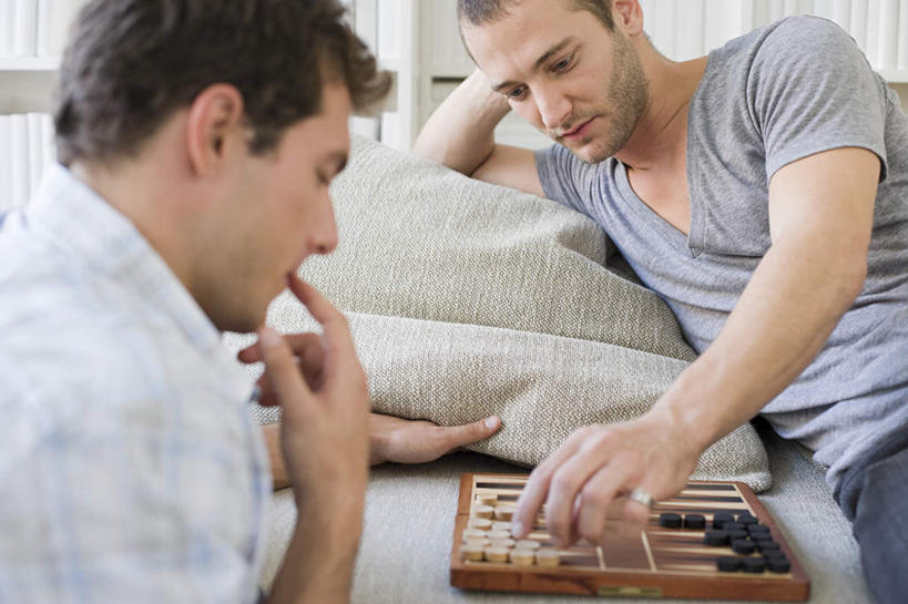 西方人,两个人,坐,躺,横图,室内,白天,正面,爱情,游戏,快乐,赌博,贪欲,比赛,竞争,床,卧室,欧洲,欧洲人,撑,服装,床单,浪漫,玩,注视,休闲装,娱乐,被子,刺激,一个,衣服,低头,观察,看,休闲,温暖,温馨,休闲服,棋盘,恩爱,恋人,服饰,单人床,单个,观看,活动,和睦,察看,撑着,被单,发泄,关注,消遣,智力,同性恋,双陆棋,投机,侥幸,欲望,宣泄,双陆,卧着,男人,男性,年轻男性,白种人,情侣,躺着,玩耍,卧,嬉戏,坐着,半身,彩图,睡房,卧房,伴侣,融洽,胜负,输赢