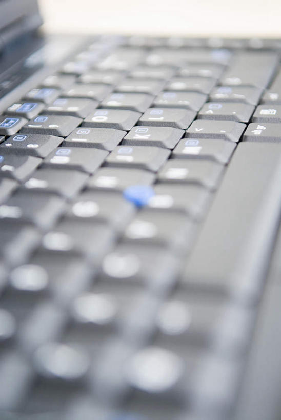 无人,竖图,俯视,室内,特写,白天,电脑,笔记本电脑,键盘,静物,阴影,朦胧,模糊,反射,网络,英文,标志,文字,影子,字符,字母,输入设备,通讯设备,标识,英文字母,无线,通信设备,无线网络,无线上网,便携式电脑,手提电脑,彩图,高角度拍摄