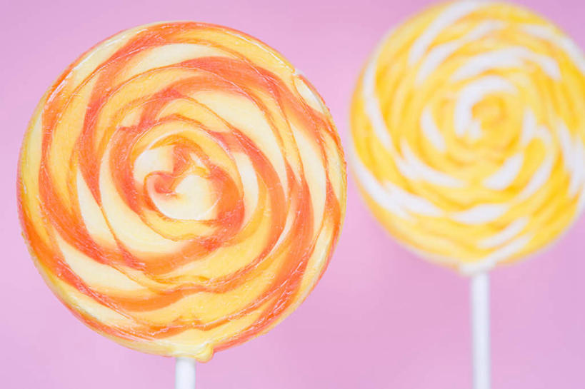 无人,横图,室内,特写,白天,正面,桌面,桌子,阴影,粉色背景,朦胧,模糊,反射,木制,棒棒糖,影子,食品,糖,糖果,甜点,甜品,食物,两个,黄色,木制品,甜食,橙色,摄影,影棚,波板糖,彩图,影棚拍摄,拍摄