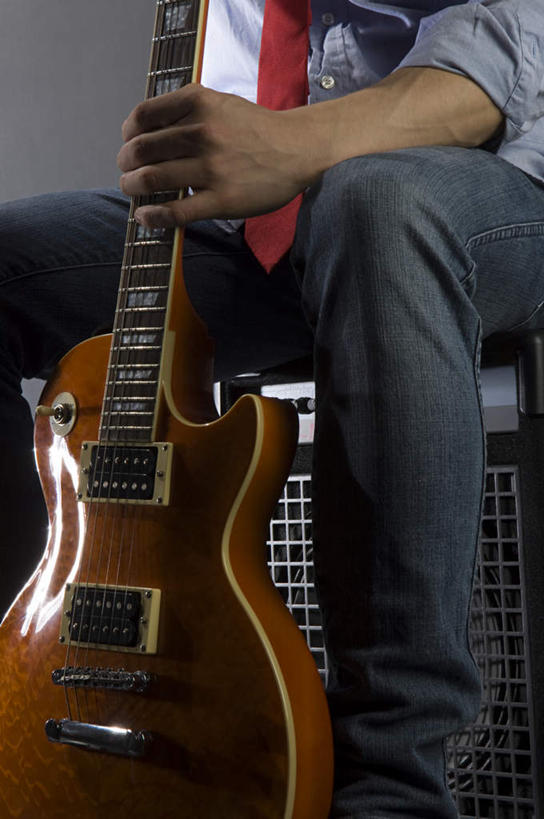 西方人,一个人,坐,竖图,室内,白天,正面,衬衫,欧洲,欧洲人,仅一个男性,仅一个人,握,电吉他,乐器,领带,弦乐器,音响,拿,拿着,仅一个年轻男性,握着,摄影,影棚,象征,庄重,弹拨弦鸣乐器,身份,正式,地位,声响,男人,男性,年轻男性,白种人,坐着,半身,彩图,影棚拍摄,衬衣,拍摄,弹拨弦乐器