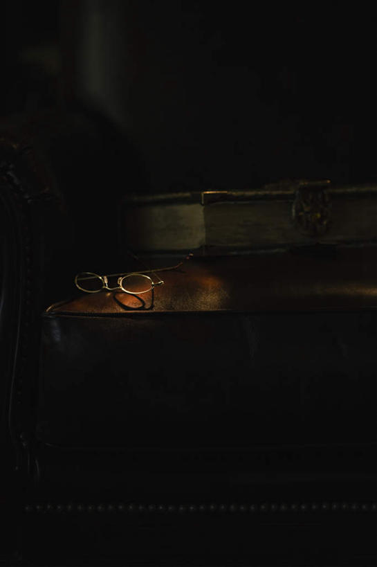 无人,竖图,室内,夜晚,正面,看书,阅读,书籍,椅子,学习,阴影,光线,眼镜,影子,木椅,灯光,书本,看,读书,浏览,近视眼镜,书,图书,彩图