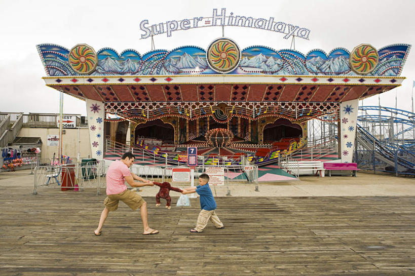 西方人,儿童,两个人,家庭,父亲,儿子,游乐园,站,拉,横图,室外,白天,侧面,度假,游戏,纯洁,美景,城市风光,城市,游乐场,玩具,欧洲,欧洲人,抢,服装,景观,玩,注视,休闲装,娱乐,小孩,衣服,观察,看,站着,享受,休闲,温暖,温馨,父子,一家人,休闲服,景色,放松,父爱,可爱,童年,童趣,益智,服饰,观看,活动,和睦,察看,发泄,关注,消遣,智力,童真,烂漫,无邪,宣泄,乐园,天真,男孩,男人,男性,年轻男性,白种人,孩子,年轻人,玩耍,嬉戏,站立,彩图,全身,融洽,男生